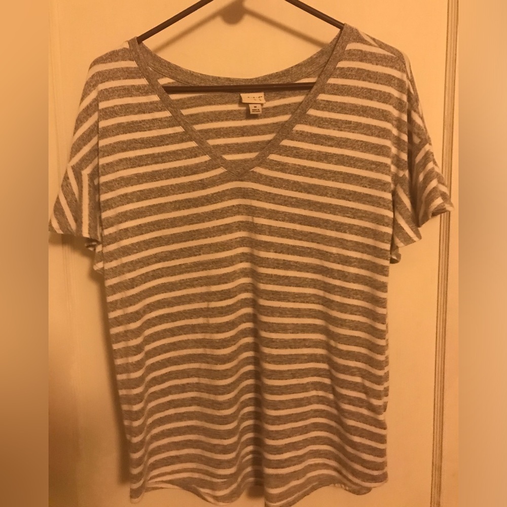 Andeawy striped white grey size medium happy Poshing 🛍